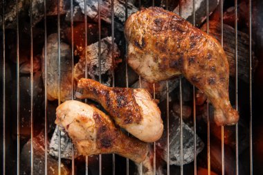 Izgara tavuk uyluk bir Barbekü üzerinde alevler içinde