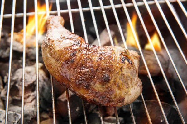 Coxa de frango grelhada sobre chamas em um churrasco . — Fotografia de Stock