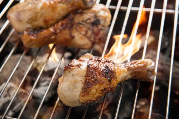 Muslo de pollo a la parrilla sobre llamas en una barbacoa — Foto de Stock