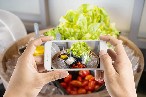Tomando foto de la barra de ensaladas con verduras en el restaurante . — Foto de Stock