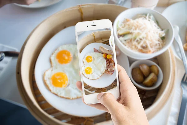 Ta foto av ägg med korv till frukost. — Stockfoto