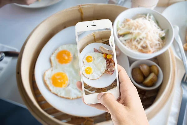 Mengambil foto telur dengan sosis untuk sarapan . — Stok Foto