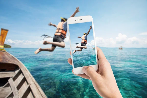 Foto při šnorchlování potápěčů skok do vody. — Stock fotografie