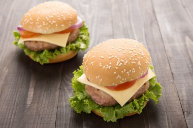 Barbekü hamburger ahşap arka plan üzerinde