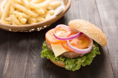 Barbekü hamburger ahşap zemin üzerine patates kızartması ile.