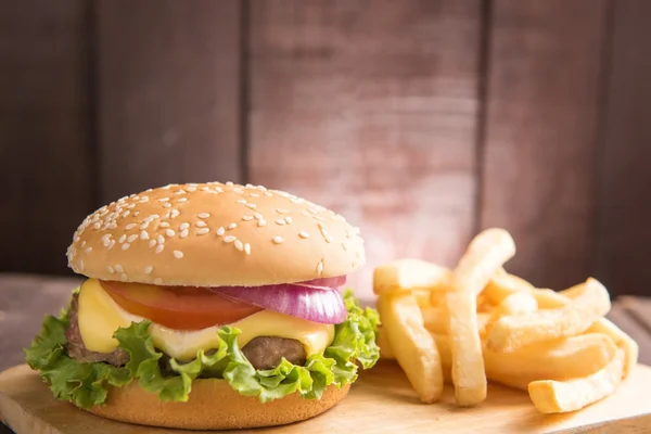 BBQ hamburgare med pommes frites på trä bakgrund. — Stockfoto