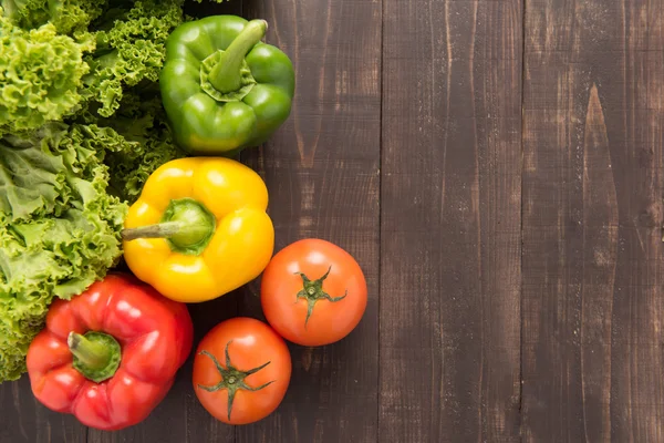 Gemüse auf hölzernem Hintergrund, Bio-Lebensmittel. — Stockfoto