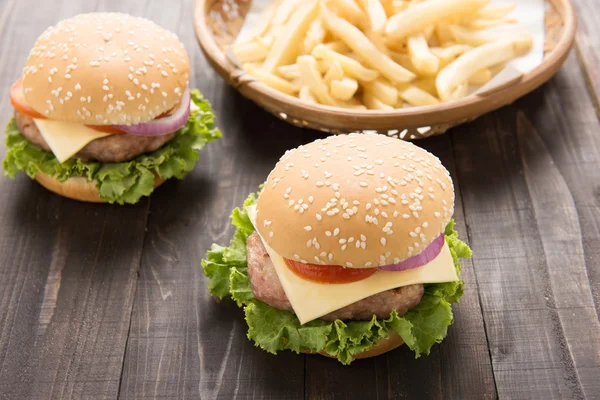 Barbekü hamburger ahşap zemin üzerine patates kızartması ile.