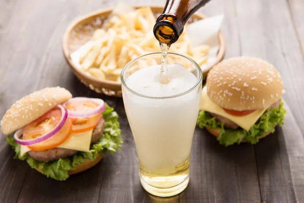 bira cam gurme hamburger ve Fransız içine dökülür varlık 