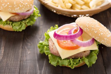 Barbekü hamburger ahşap zemin üzerine patates kızartması ile.