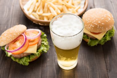 Bira ve ahşap adam hamburger ve patates kızartması ile