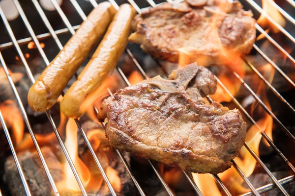Мясо из свинины и колбасы на гриле . — стоковое фото