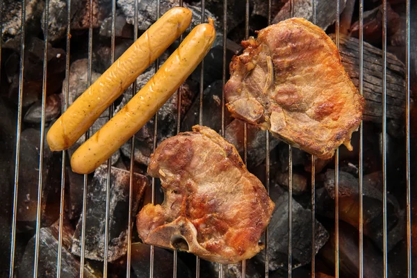 BBQ carne de porc și cârnați pe grătar . — Fotografie, imagine de stoc