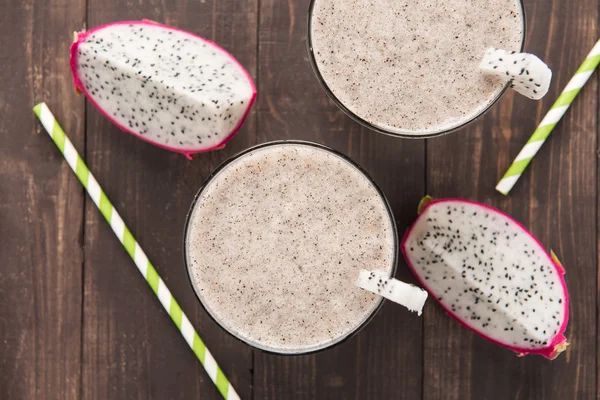 Batido de fruta de dragón y paja para beber sobre fondo de madera . —  Fotos de Stock