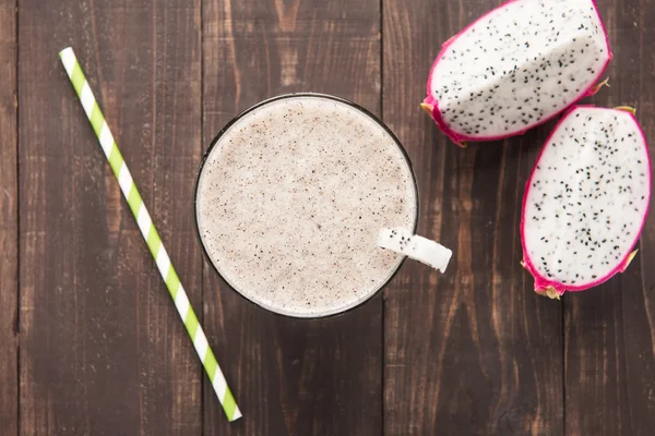 Batido de fruta de dragón y paja para beber sobre fondo de madera . —  Fotos de Stock