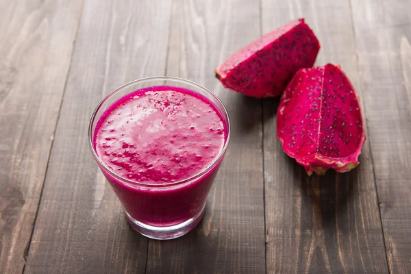 Batido de fruta de dragón rojo sobre fondo de madera . —  Fotos de Stock