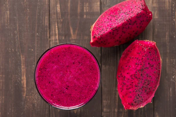 Batido de fruta de dragón rojo sobre fondo de madera . —  Fotos de Stock