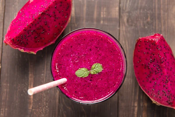 Batido de fruta de dragón rojo sobre fondo de madera . —  Fotos de Stock