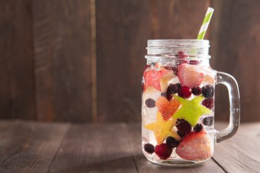 Çilek, yaban mersini ve ahşap masa üzerinde elma kokteyli