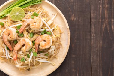 Asya Pirinç Noodle ile karides ve sebze ahşap tablo.