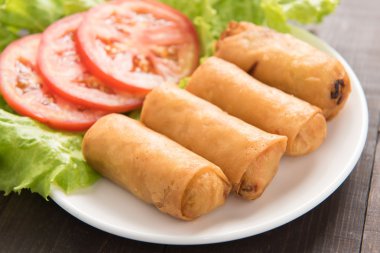 Kızarmış Çin geleneksel ahşap arka plan üzerinde Çin böreği.