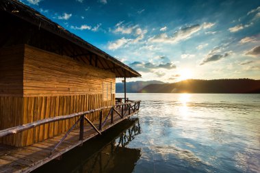 Deniz günbatımı bakan villa.