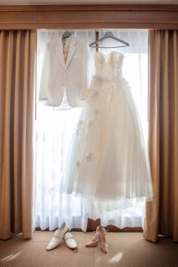Pencerenin önünde asılı gelinlik