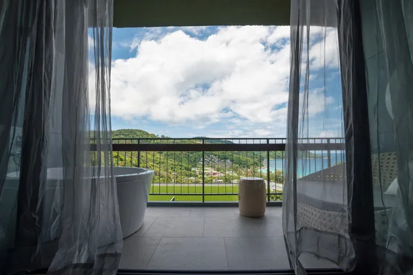 Beautiful waterfront suite with ocean views in Thailand. — Stock Photo, Image