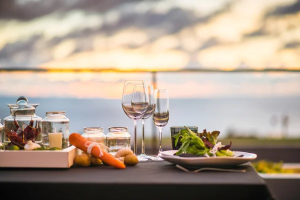 Пустые бокалы в ресторане - Ужин на открытом воздухе на солнце — стоковое фото