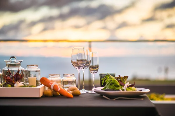 Restaurant - yemek masasında sunse açık havada boş gözlük ayarla — Stok fotoğraf