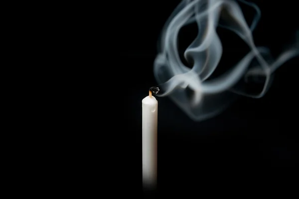 Candela spenta bianca con fumo, isolata su nero . — Foto Stock