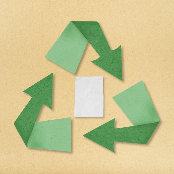 Riciclare il simbolo accartocciato di riciclaggio della carta su sfondo di carta . — Foto Stock
