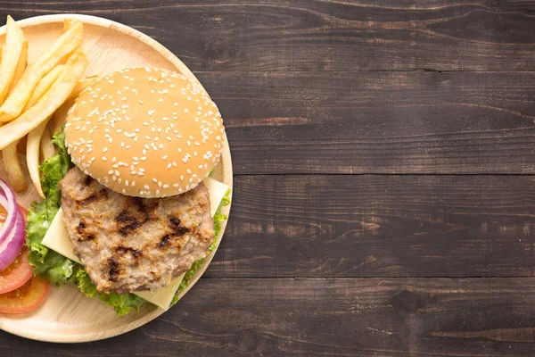 Üstten Görünüm Barbekü hamburger ve kızarmış patates ahşap arka plan üzerinde
