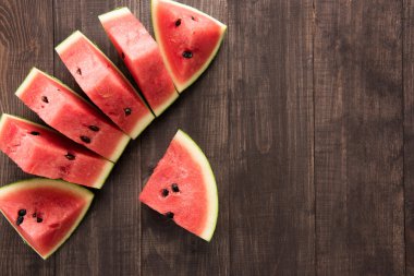 Ahşap arka plan üzerinde taze karpuz dilimleri