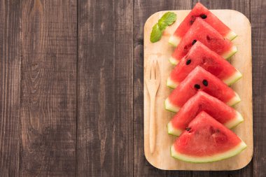 Taze karpuz adet ahşap arka plan üzerine yerleştirilen