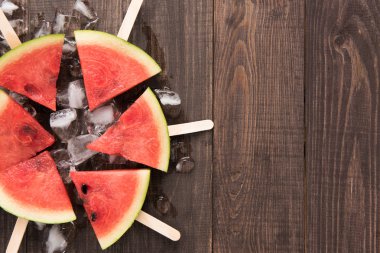 Meyve dondurma karpuz ahşap arka plan üzerine dilimlenmiş