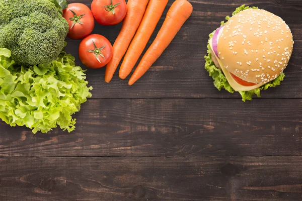 Burger et légumes vue du dessus sur le fond en bois . — Photo