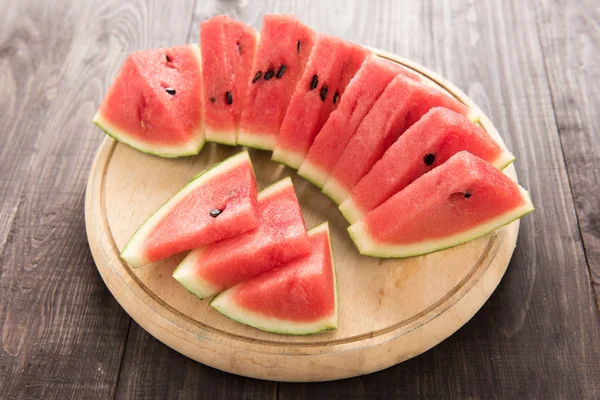 Gezonde segment watermeloen op een houten achtergrond — Stockfoto
