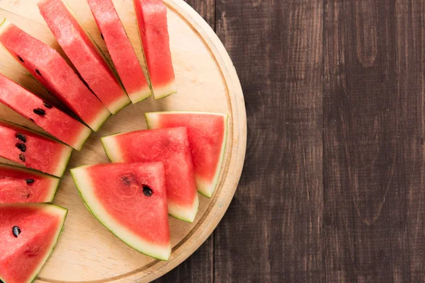 Gezonde segment watermeloen op een houten achtergrond — Stockfoto