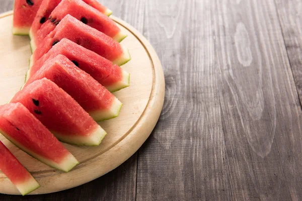 Gezonde segment watermeloen op een houten achtergrond — Stockfoto