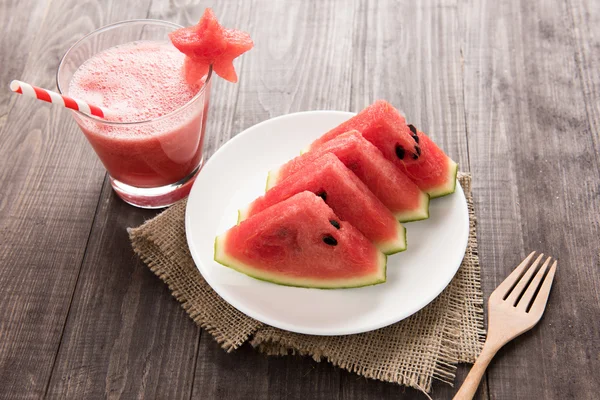 Sandía de rebanada saludable con batido de sandía en una espalda de madera —  Fotos de Stock