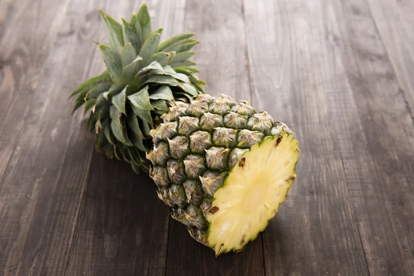 Ahşap doku arka plan üzerinde taze ananas — Stok fotoğraf