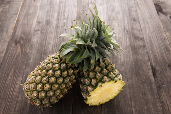 Ahşap doku arka plan üzerinde taze ananas — Stok fotoğraf