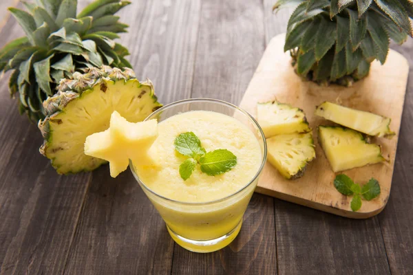 Smoothie à l'ananas avec ananas frais sur table en bois — Photo