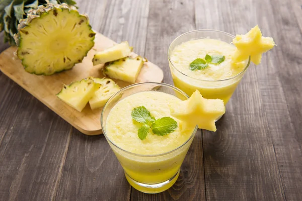 Smoothie de abacaxi com abacaxi fresco na mesa de madeira — Fotografia de Stock