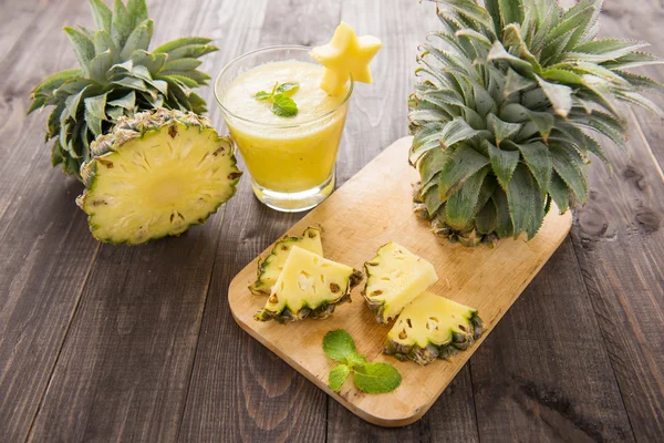 Ananas frais avec smoothie à l'ananas sur table en bois — Photo