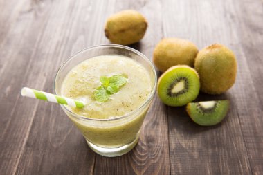 ahşap masa üzerinde taze meyve ile kivi güler yüzlü