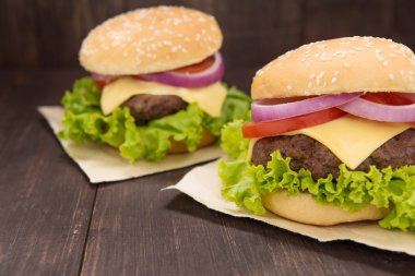 Ahşap adam üzerinde etli sığır eti ile buns üzerinde çizburger