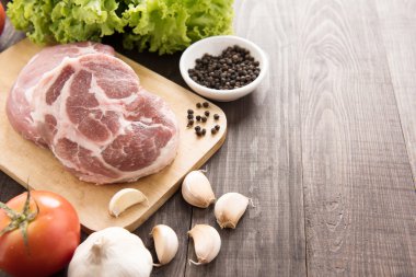 Çiğ taze et ve sebze ahşap arka plan üzerinde