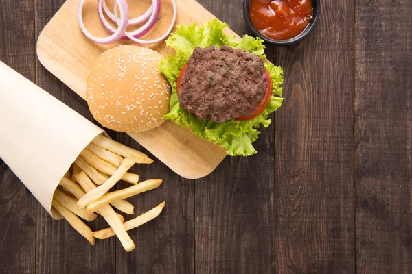 Гамбургер с картошкой фри на деревянном фоне — стоковое фото